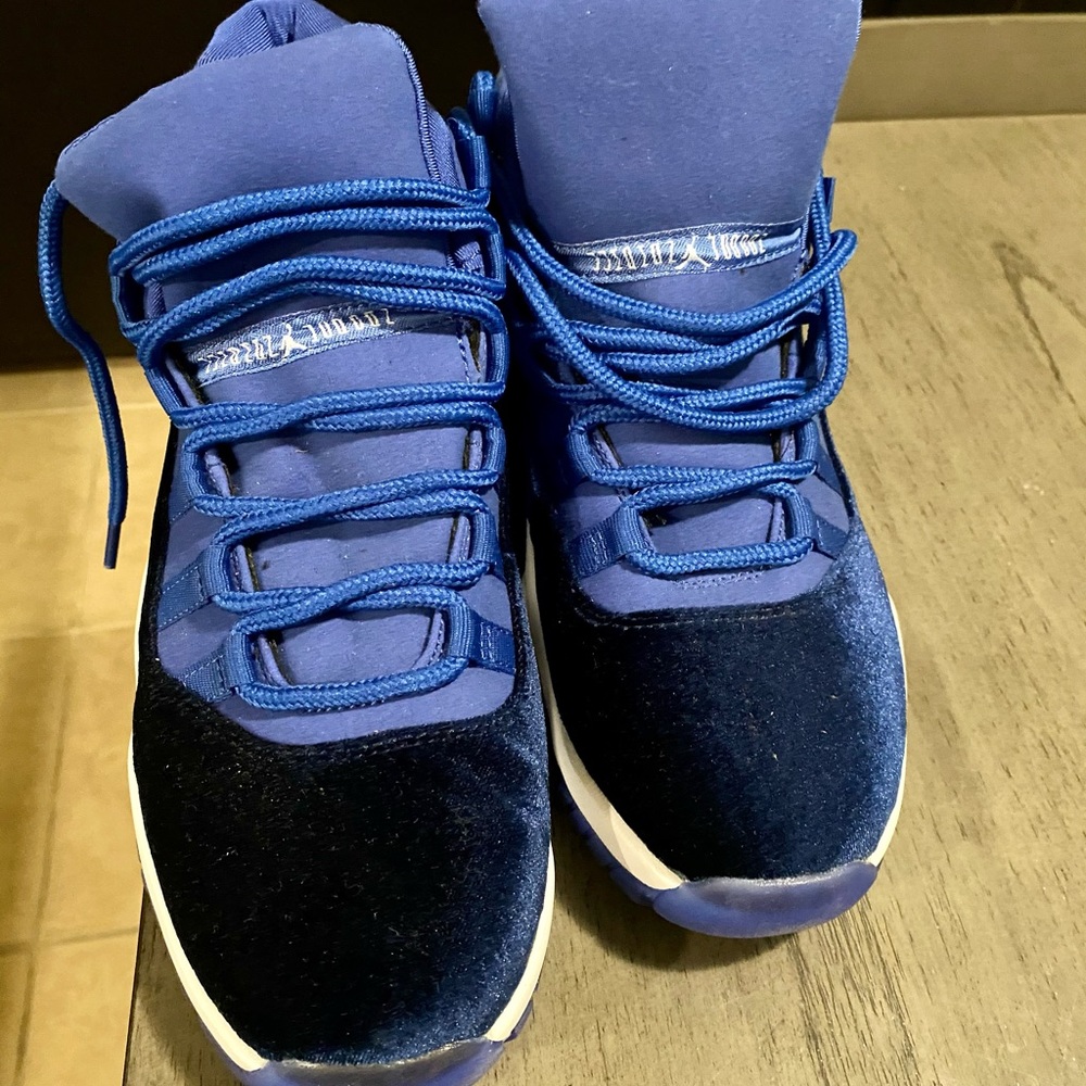 Jordan 11 blue velvet size 10 1/2